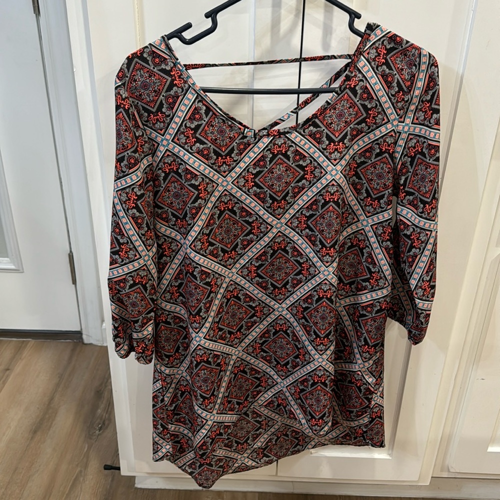 Women’s size small. Higher in the front, lower in the back.